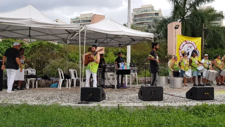 Gambá cheiroso ao som de Claudinho e Buchecha.