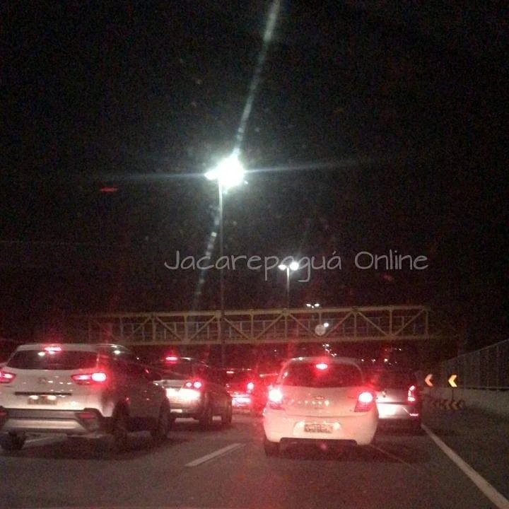 📳 Linha Amarela totalmente parada sentido fundão altura da freguesia.
