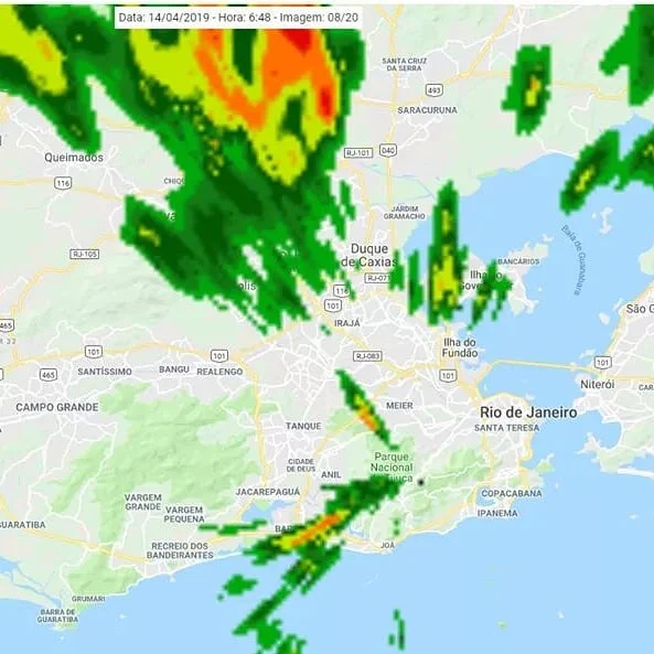 (18h57) NÚCLEOS DE CHUVA ATUAM SOBRE A CIDADE: ➡ Chuva moderada a forte no oceano, atingindo Barra e Recreio.