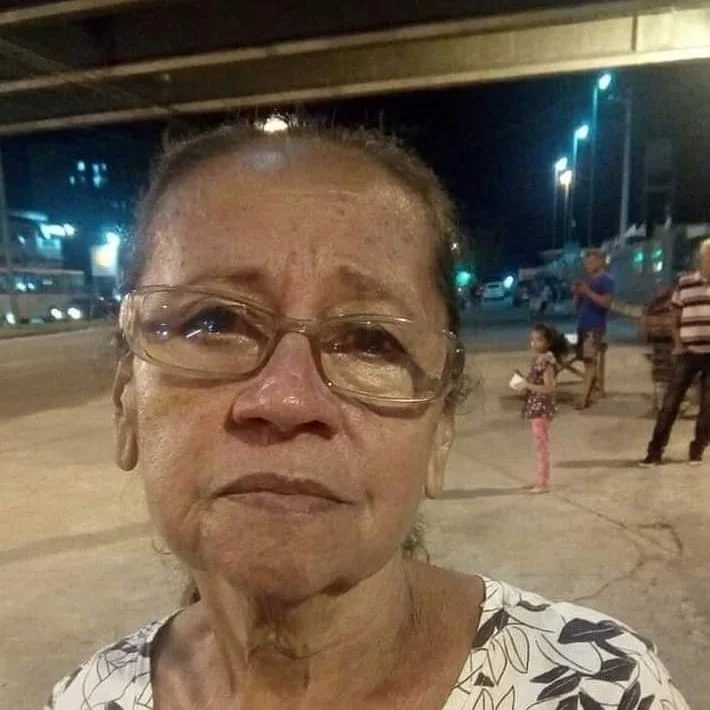Alguém conhece essa senhora?