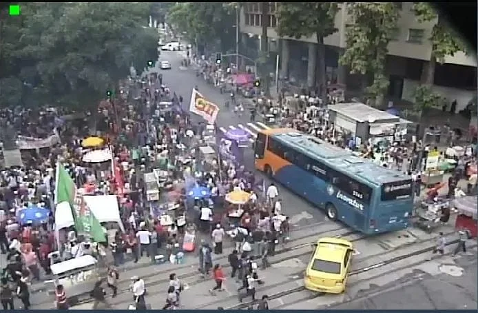 CENTRO | MANIFESTAÇÃO: Avenida Presidente Vargas segue parcialmente interditada, sentido Rua Primeiro de Março, na altura da