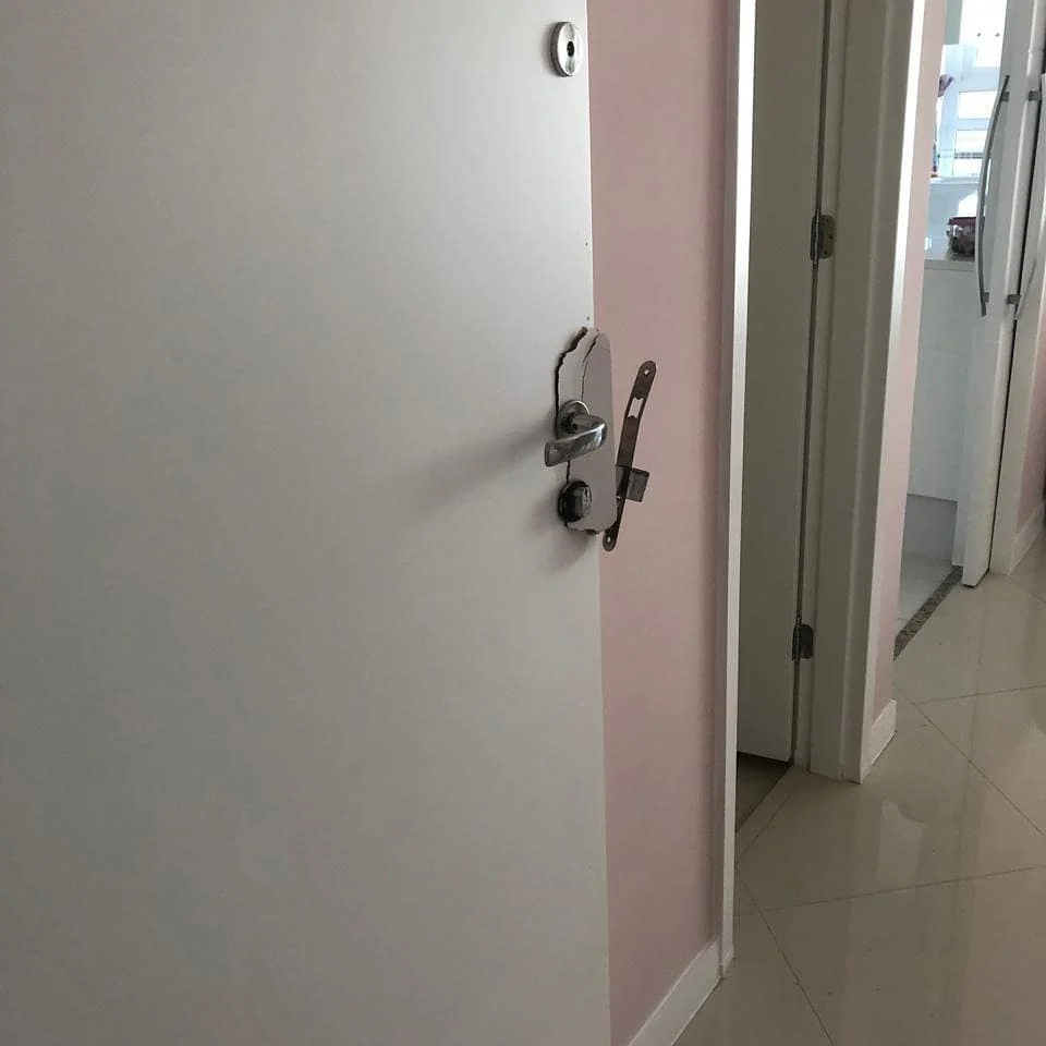 4 apartamentos do mesmo andar foram arrombados.