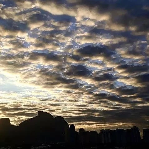 🌫️ APROXIMAÇÃO DE FRENTE FRIA DEIXARÁ TEMPO INSTÁVEL NO RIO NESTA SEGUNDA-FEIRA, COM PREVISÃO DE CHUVA FRACA NA MADRUGADA E