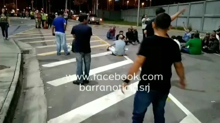 📌 BARRA DA TIJUCA | ⚠️🚨PROTESTO DE TAXISTAS NA SAÍDA DO GAME XP TERMINA EM CONFUSÃO
