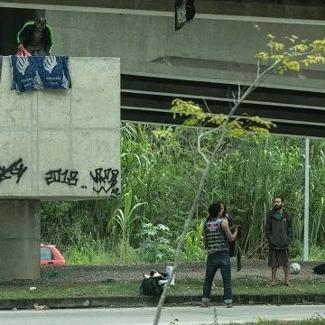 🆘 Grupo de 17 pessoas mora dentro de viaduto em frente ao Parque Olímpico 🆘