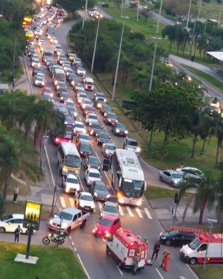 🛑 29/10 - Acidente interdita trecho da Av.