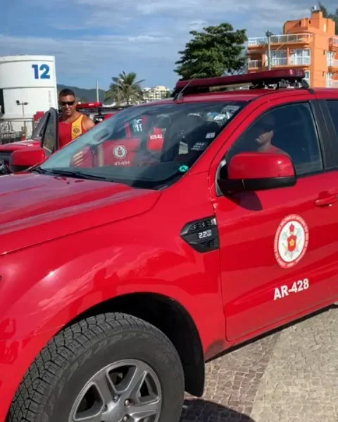 Ação dos bombeiros hoje pela manhã na Praia da Macumba - Recreio dos Bandeirantes.