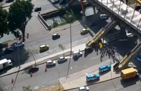AV PRES VARGAS  MANIFESTAÇÃO interdita a pista lateral do sentido Candelária, na altura da Cidade Nova.