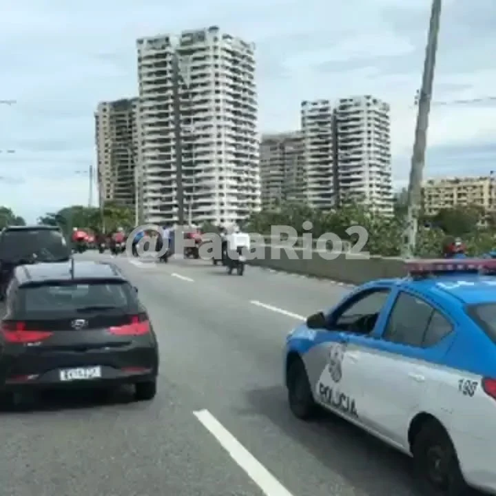 ENTREGADORES DE APLICATIVOS FAZEM BUZINAÇO AV AYRTON SENA EM FRENTE AO ALFA BARRA