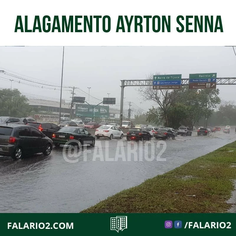 Bolsão d'água ocupa parcialmente a Av.