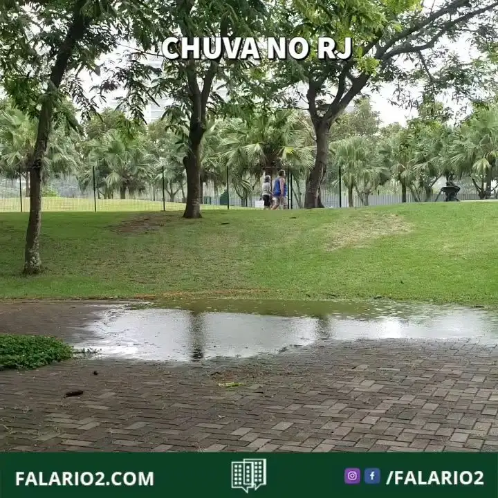 Nos últimos 15min, entre 13h15 e 13h30, houve registro de chuvisco/ chuva fraca em pontos isolados.