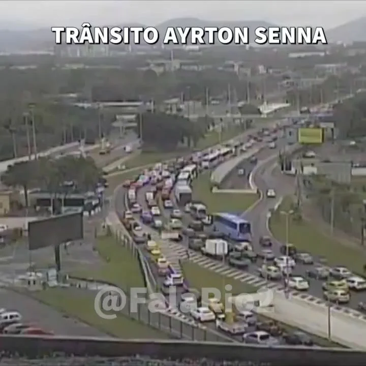 14:33 - AV AYRTON SENNA CONGESITONAMENTO no sentido Linha Amarela, a partir da Cidade das Artes até a Ponte Santos Dumont,