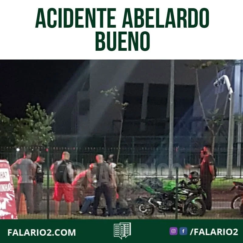 Acidente envolvendo um carro e uma moto na Abelardo Bueno, pista central (sentido Recreio) em frente ao Mundial.