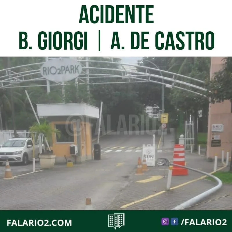 Carro perdeu o controle e bateu no poste em frente a cancela do Rio2.