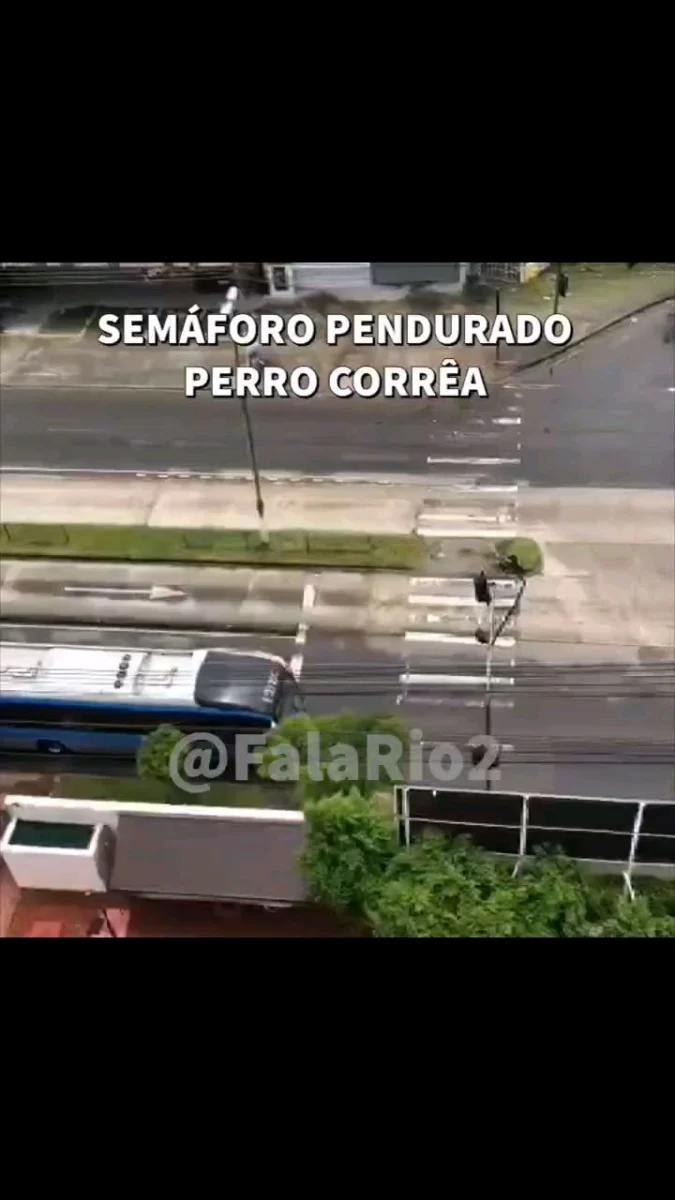 10:40 Após um BRT bater no semáforo na Pedro Corrêa (post anterior), o mesmo encontra-se pendurado nos fios de alta tensão e