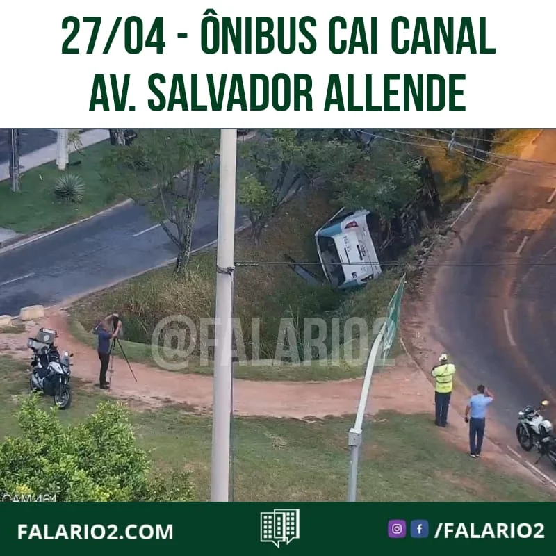 27/04 - 06:04 - Ônibus caiu em canal da Av.