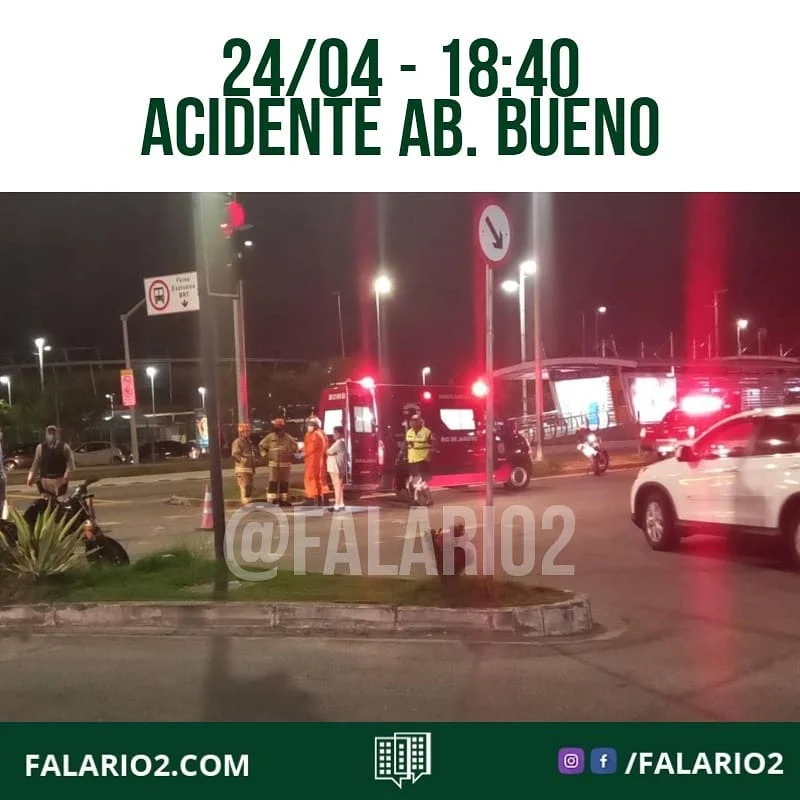 Um carro e uma moto colidiram na Abelardo Bueno, em frente ao Villas da Barra.
