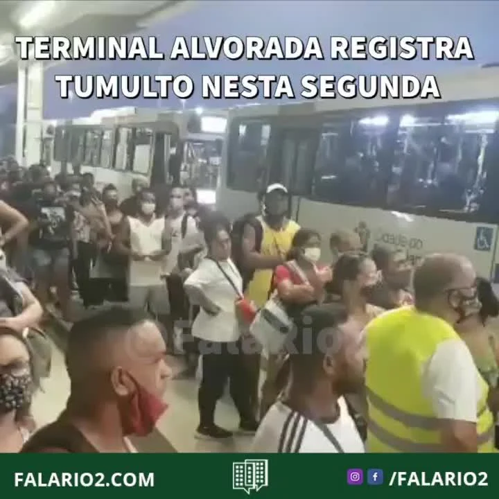 Rio - Nesta segunda-feira, quem precisou utilizar o BRT passou sufoco na estação do Terminal Alvorada, na Barra da Tijuca,