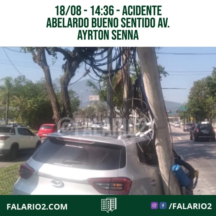 14:36 - Acidente envolvendo um carro e um poste ocupa uma faixa da pista lateral da av.