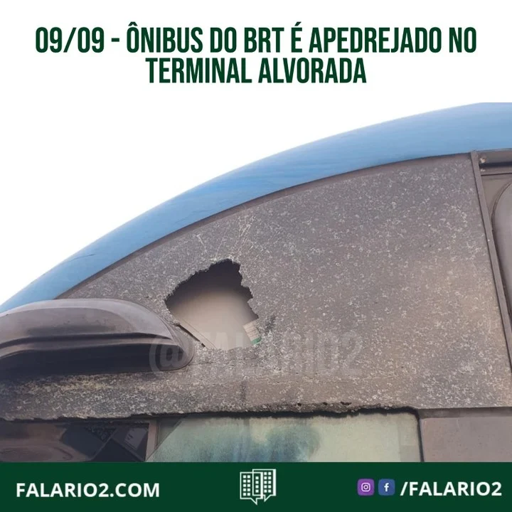 Um ônibus do BRT que estava estacionado dentro do Terminal Alvorada, na Barra da Tijuca, na Zona Oeste do Rio, foi