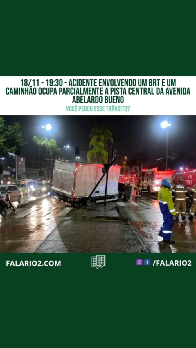 Acidente envolvendo um ônibus e um caminhão ocupa parcialmente a pista central da avenida Abelardo Bueno, em ambos os