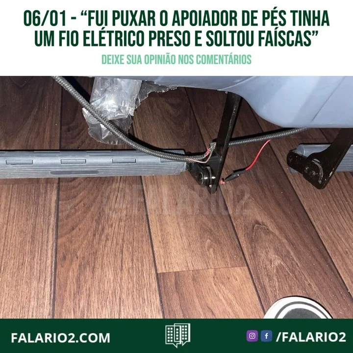 "Peguei o ônibus circular barra das 17h, e sentado no banco fui puxar o apoiador de pés que fica embaixo do banco, até aí