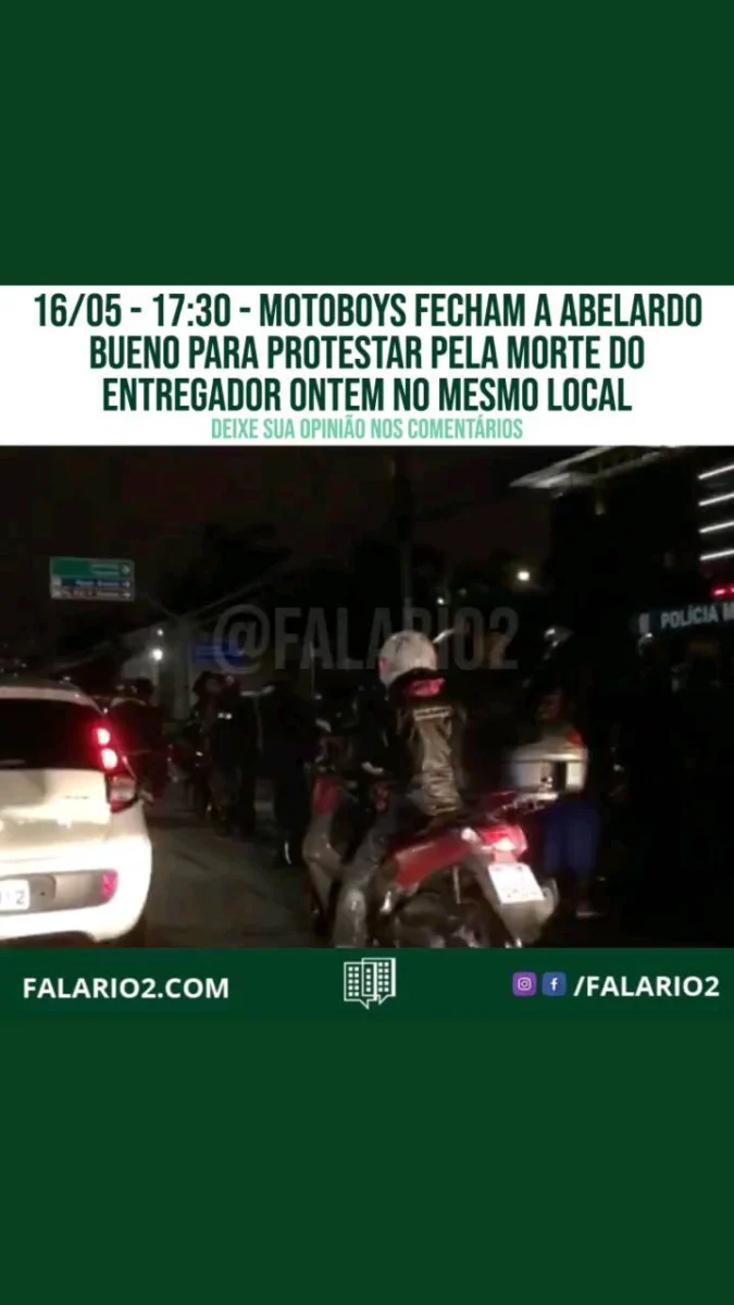 Motoboys fecham a pista da Abelardo Bueno sentido Recreio para protestar pela morte do entregador do iFood ontem, em um