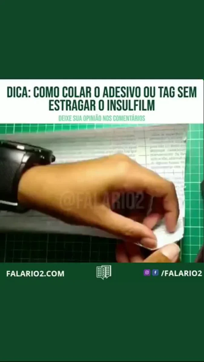 Corte um pedaço de contact ou papel filme do tamanho do adesivo