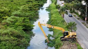 Prefeitura trabalha na limpeza do Rio Pavuninha