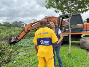 Prefeitura trabalha na limpeza do Rio Pavuninha