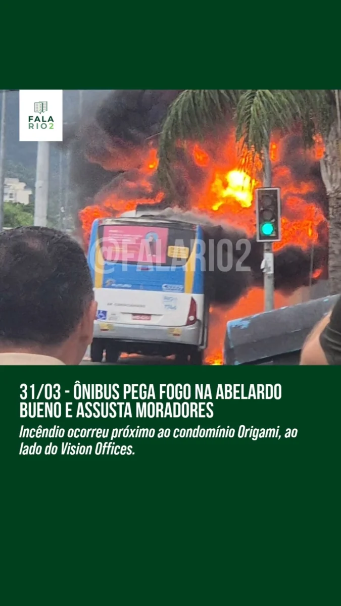 Na manhã desta terça-feira, 31 de março, por volta das 11h, um ônibus pegou fogo na Avenida Abelardo Bueno, na altura do
