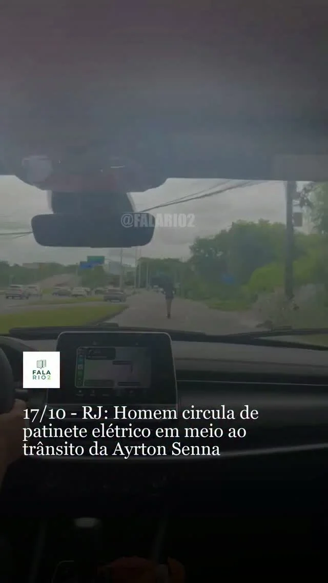 Um vídeo enviado ao FalaRio2 mostra um homem circulando em pé sobre um patinete elétrico, em meio aos carros, na Avenida